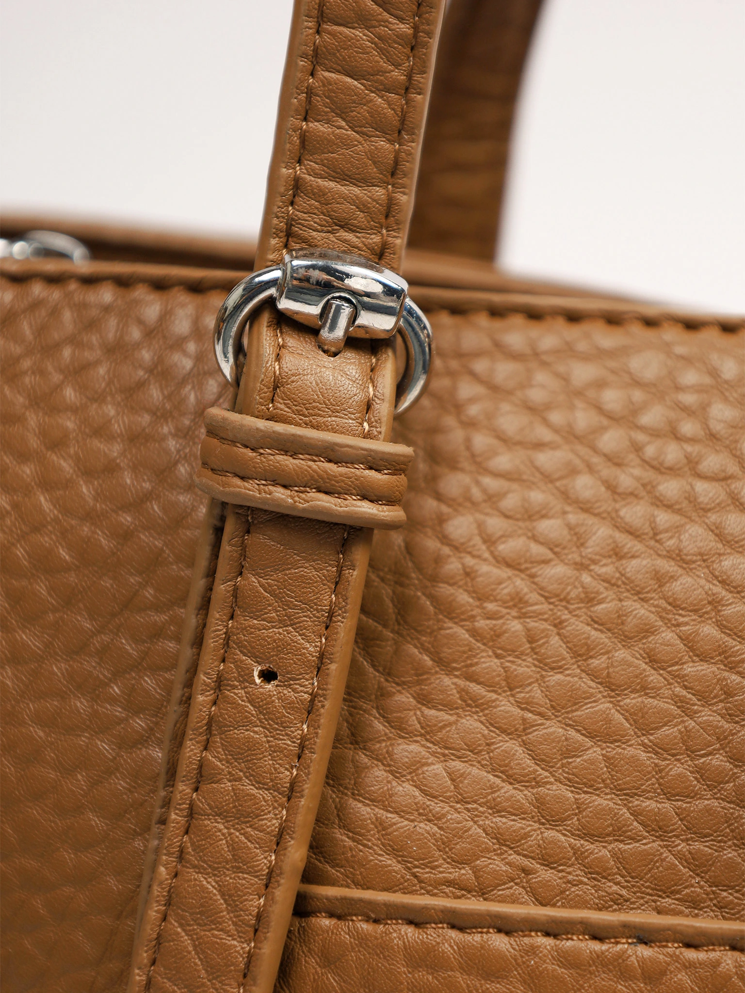 Сумка-тоут с карманом на кнопке и декоративным платком в ассортименте